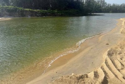 Seorang kanak-kanak lelaki berusia 10 tahun ditemukan lemas ketika menemani ayahnya yang bekerja membaiki jengkaut di kawasan berhampiran di Sungai Kuala Semerak, Pasir Puteh pada Selasa. Foto: PDRM