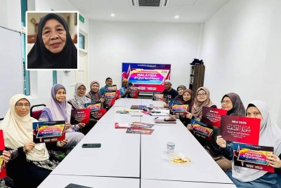 Gharizah(tiga dari kiri) mengajak masyarakat menyertai program Malaysia#QuranHour. Foto kecil: Fatimah.