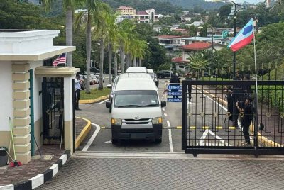 Kenderaan yang membawa lima remaja terlibat kes buli Zara Qairina di pekarangan mahkamah sekitar jam 8.25 pagi dengan diiringi kenderaan polis.