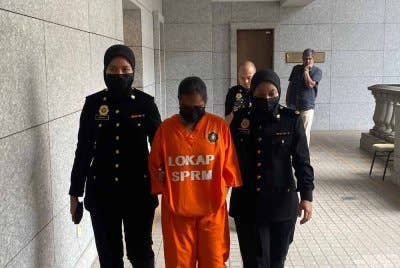 Seorang ejen insurans direman lima hari bagi membantu siasatan kes pelaburan palsu bernilai RM21 juta.