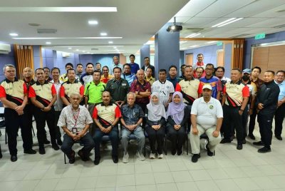 Barisan jawatankuasa penganjur Piala Datuk Mokhtar Dahari B-18 bersama tetamu dan wakil pasukan selepas majlis undian di Shah Alam baru-baru ini.