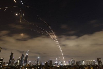 Sistem pertahanan udara Israel memintas roket Iran di Tel Aviv semasa perang 12 hari baru-baru ini. Foto AFP