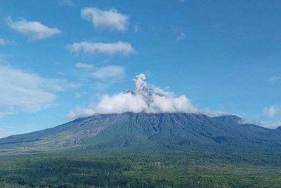 Gunung Semeru, yang terletak di sempadan Daerah Lumajang dan Malang di Jawa Timur, Indonesia, Indonesia kembali meletus pada pagi Rabu dengan pancutan debu setinggi 800 meter. Foto Antara