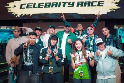 Jeevan Raj Menon (tengah) bersama selebriti yang menyertai Kejohanan Unleashed Youth Simracing Championship.