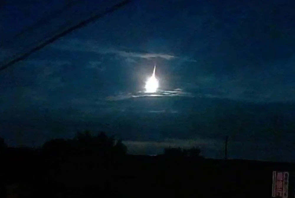 Rakaman video dan imej objek misteri itu turut menjadi tular di media sosial. - Foto Agensi