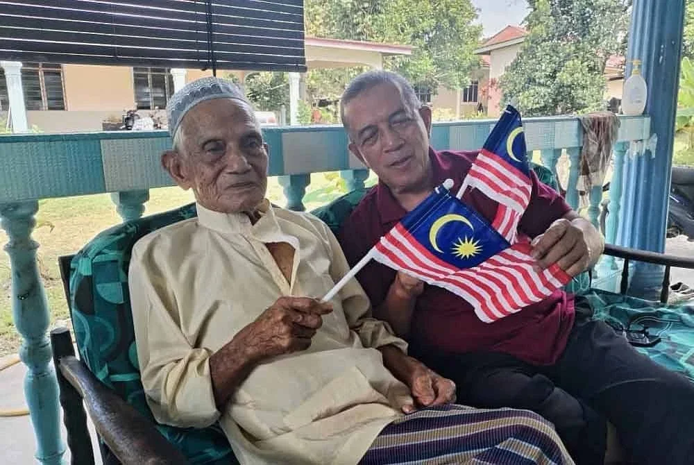 Ab Latif (kiri) menceritakan pengalaman pahit ketika penjajahan tentera Jepun ketika ditemui pemberita di Kampung Padang Luas, Besut, baru-baru ini.