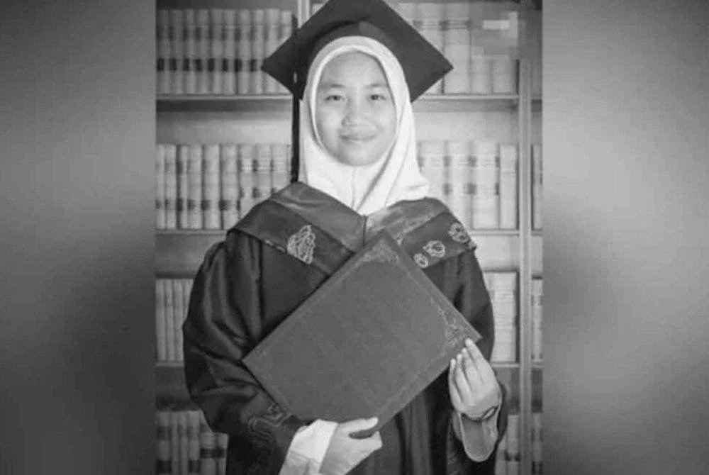 Allahyarhamah Zara Qairina dilaporkan meninggal dunia di Hospital Queen Elizabeth I pada 17 Julai selepas ditemukan tidak sedarkan diri dalam longkang berhampiran asrama Sekolah Menengah Kebangsaan Agama Tun Datu Mustapha di Papar pada pagi 16 Julai.