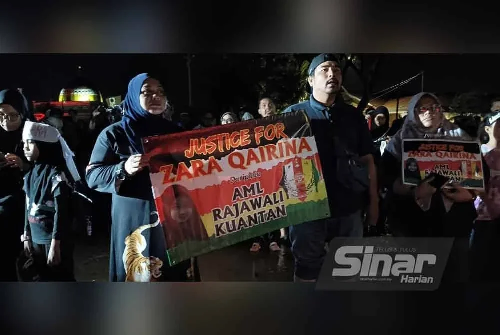 Orang ramai daripada pelbagai lapisan usia tidak ketinggalan membawa dan mengangkat poster serta kain rentang ‘Justice For Zara Qairina’ sebagai tanda sokongan.