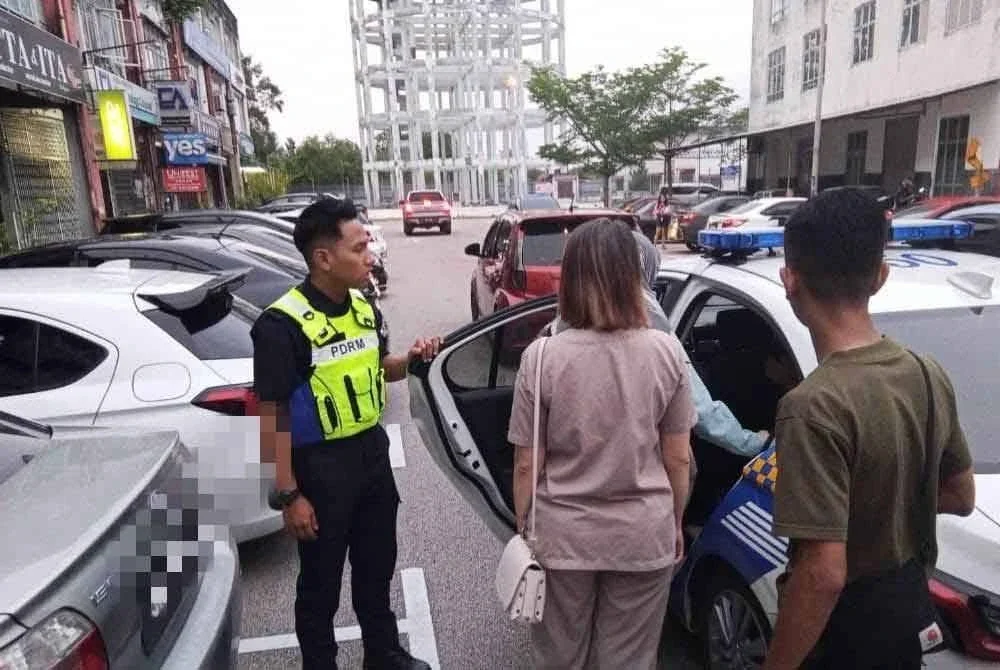 Tiga wanita dan seorang lelaki telah dibawa ke Ibu Pejabat Polis Daerah (IPD) Pontian untuk siasatan lanjut. - Foto Facebook MPPn