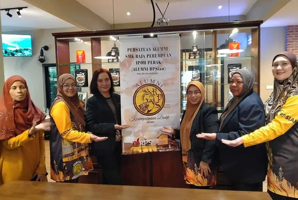Dr Rusnah (tiga dari kanan) mengalu-alukan bekas pelajar SMK Raja Perempuan Ipoh untuk mendaftar sebagai ahli Alumni RPSian.