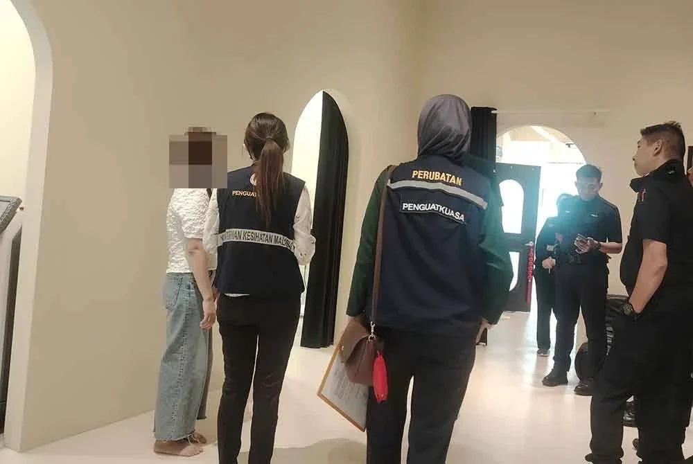 Pegawai operasi Jabatan Kesihatan Wilayah Persekutuan Kuala Lumpur dan Putrajaya menjalankan pemeriksaan di sebuah premis yang menawarkan rawatan pergigian dan perubatan haram di Sri Petaling pada Rabu.