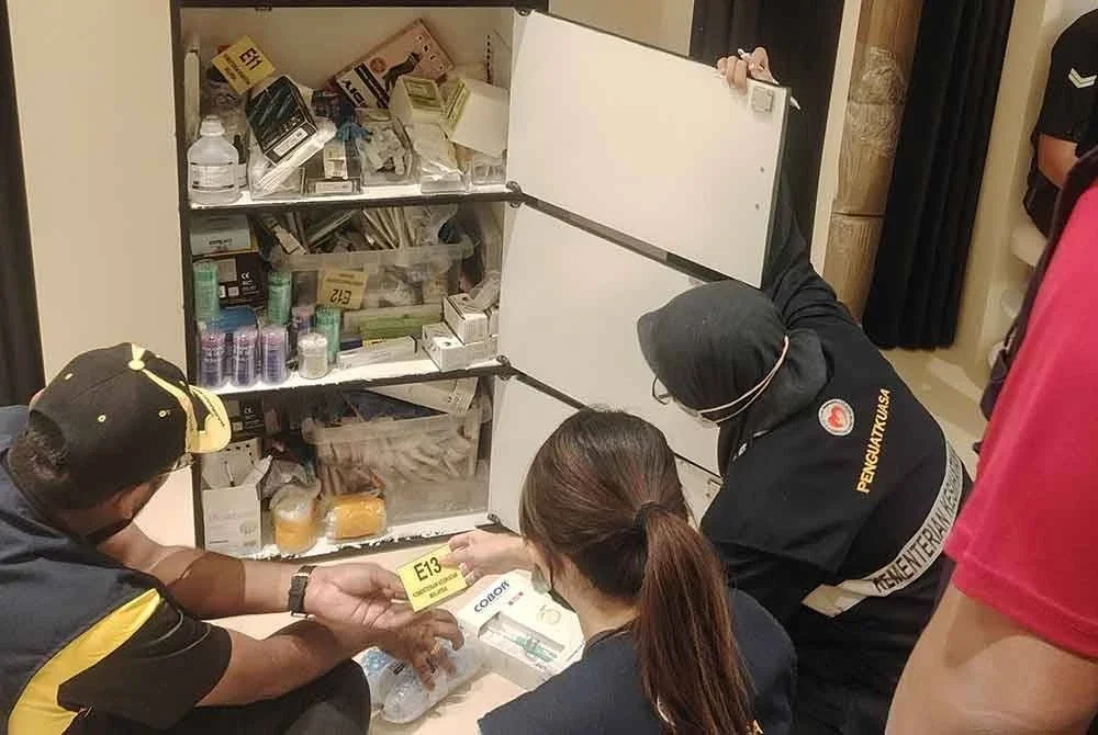 Pegawai operasi Jabatan Kesihatan Wilayah Persekutuan Kuala Lumpur dan Putrajaya menjalankan pemeriksaan di sebuah premis yang menawarkan rawatan pergigian dan perubatan haram di Sri Petaling pada Rabu.
