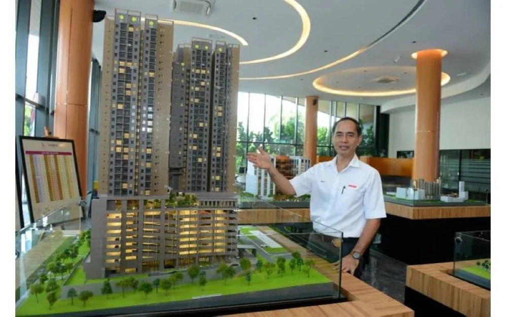 Ishak menunjukkan salah satu projek perumahan yang dibangunkan PKNS.