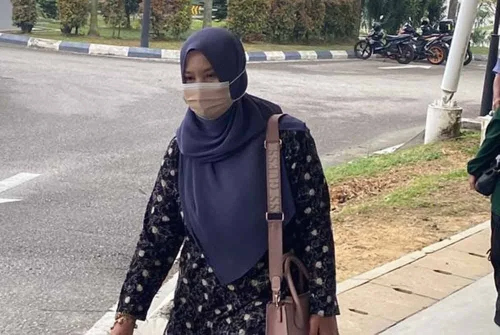 Siti Hajar Aflah tiba di Kompleks Mahkamah Sepang jam 8.30 pagi, Khamis bagi menghadapi pertuduhan ke atasnya.