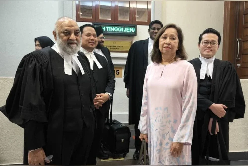 Na’imah (dua dari kanan) berjaya dalam permohonannya untuk merujuk lapan persoalan undang-undang berhubung pertuduhan berkaitan pengisytiharan harta dihadapinya di Mahkamah Tinggi pada Khamis.