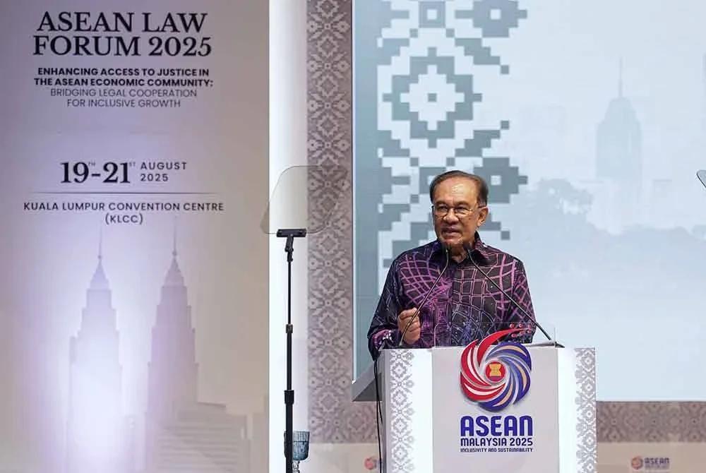 Anwar ketika menyampaikan ucaptama pada Forum Undang-Undang ASEAN 2025 hari ini - Foto: Bernama