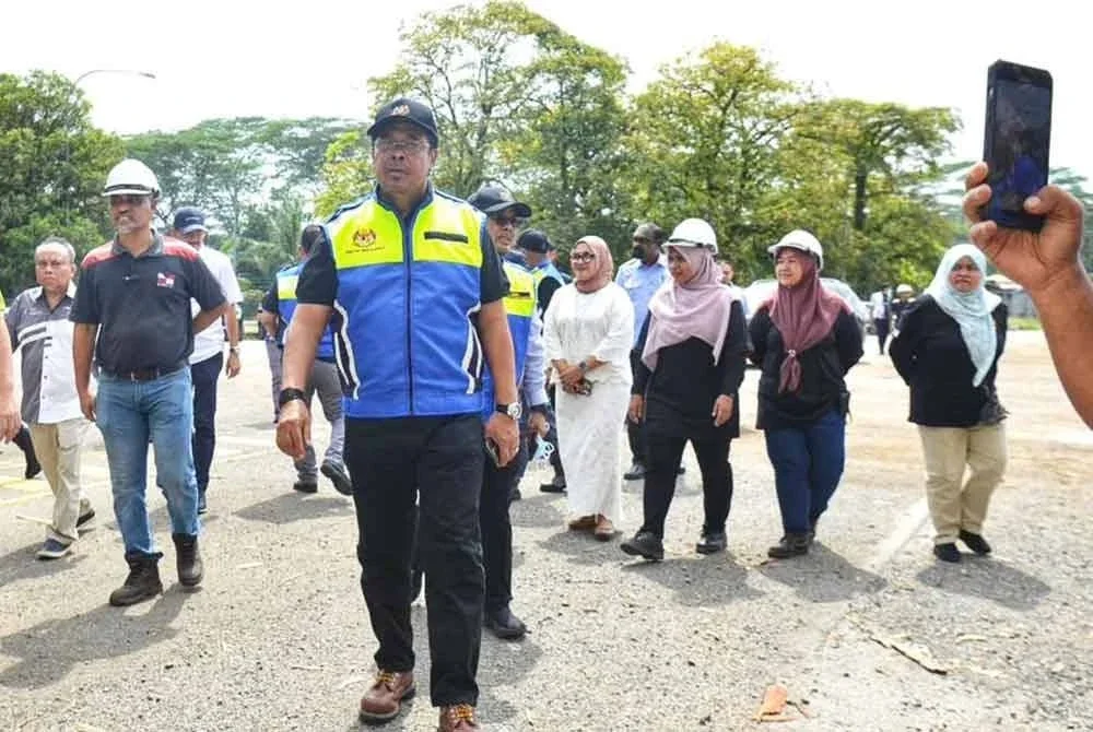 Abdul Rahman (tengah) mengetuai operasi bersepadu pada Rabu susulan aduan pekerja yang mendakwa syarikat terbabit menamatkan perkhidmatan pekerja tempatan selain melanggar pelbagai undang-undang perburuhan.