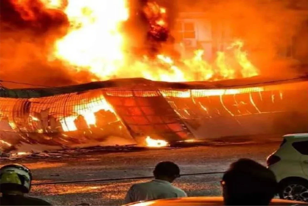 Deretan rumah kedai berusia lebih 40 tahun musnah dalam kebakaran di Pekan Semerah, Batu Pahat pada Rabu.