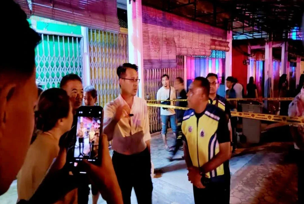 Exco Hal Ehwal Agama Islam Johor merangkap Ahli Dewan Undangan Negeri (ADUN) Semerah, Mohd Fared Mohd ketika meninjau lokasi kejadian. 