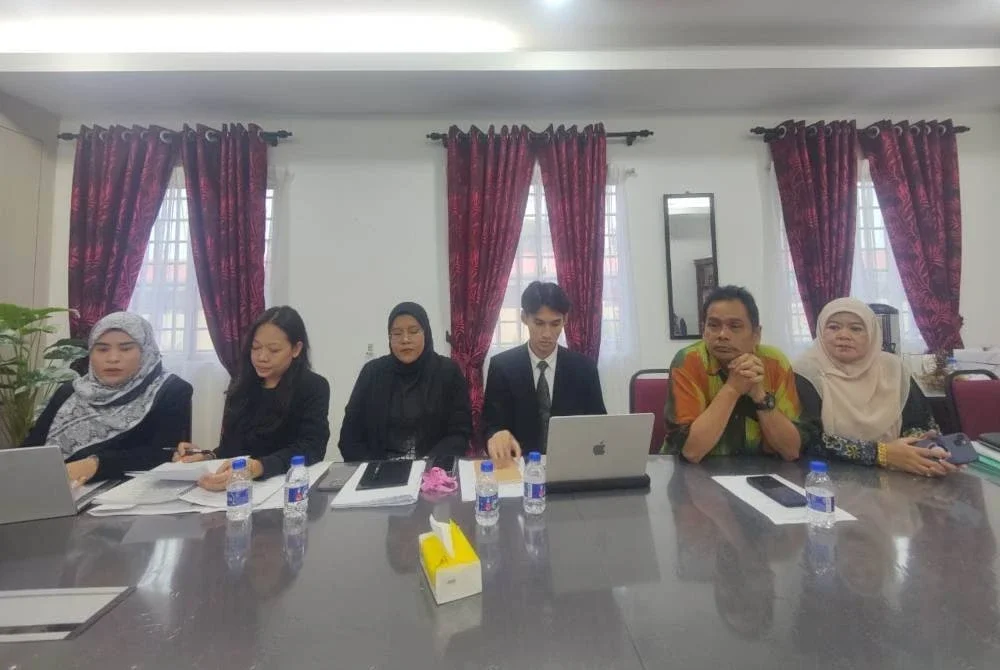 Tun Laila (kiri) semasa sidang akhbar di Banting pada Khamis.