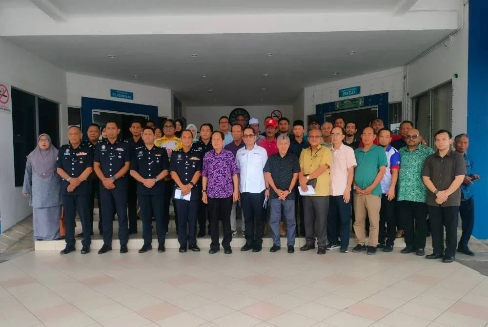 Ahmad (depan, lima dari kiri) mengadakan pertemuan di Ibu Pejabat Polis Daerah (IPD) Pontian pada Khamis.