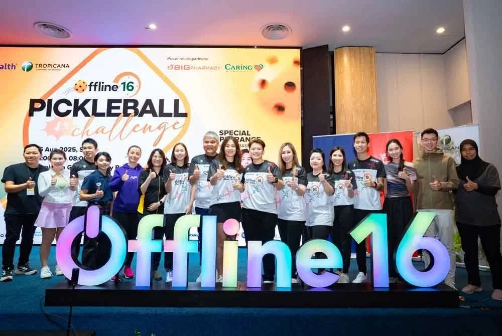 Dari kiri; Pearly Tan; Ketua Pegawai Operasi Kumpulan BIG CARiNG, Chong Yeow Siang; Pengarah Eksekutif Kumpulan BIG CARiNG, Lim Sin Yin; Dr KS Beh; Ixora Ang; Pengurus Besar Kanan Komunikasi Korporat Kumpulan dan ESG Tropicana, Serena Lim dan lain-lain ketika majlis perasmian Offline 16 di TGCR.