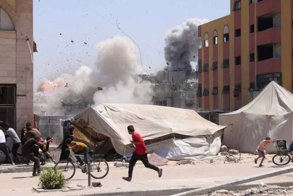 Zionis memperhebatkan kempen pengeboman ke atas tempat berlindung penduduk Palestin di Jabalia, utara Gaza.