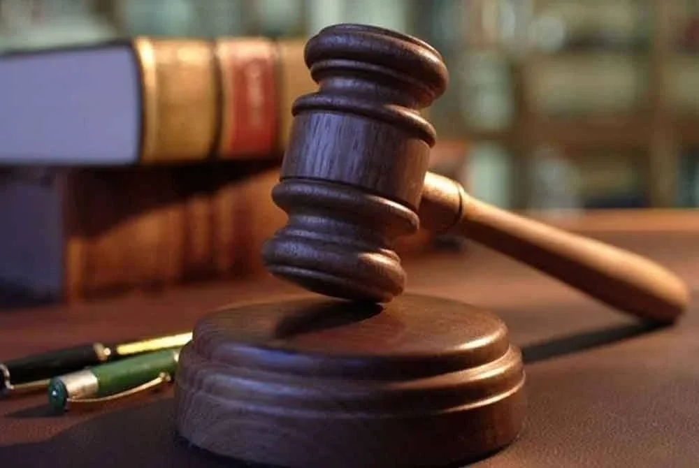 Tertuduh mengaku tidak bersalah atas tiga pertuduhan yang dibacakan terhadapnya di dua Mahkamah Sesyen. Foto hiasan