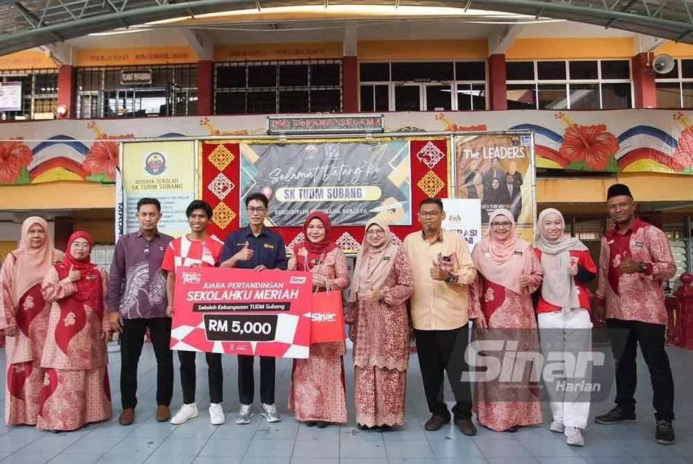 Meen (lima dari kiri) menyampaikan replika hadiah wang tunai RM5,000 kepada Guru Besar SK TUDM pada Khamis.