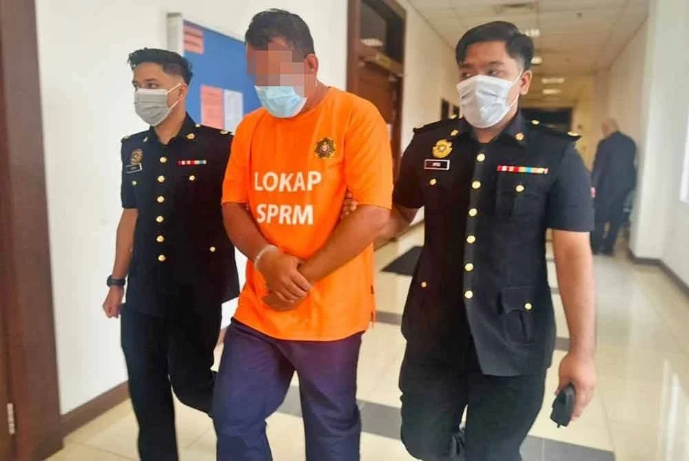 Seorang penjawat awam direman lima hari untuk siasatan meminta dan menerima wang suapan kira-kira RM8,000. Foto: SPRM