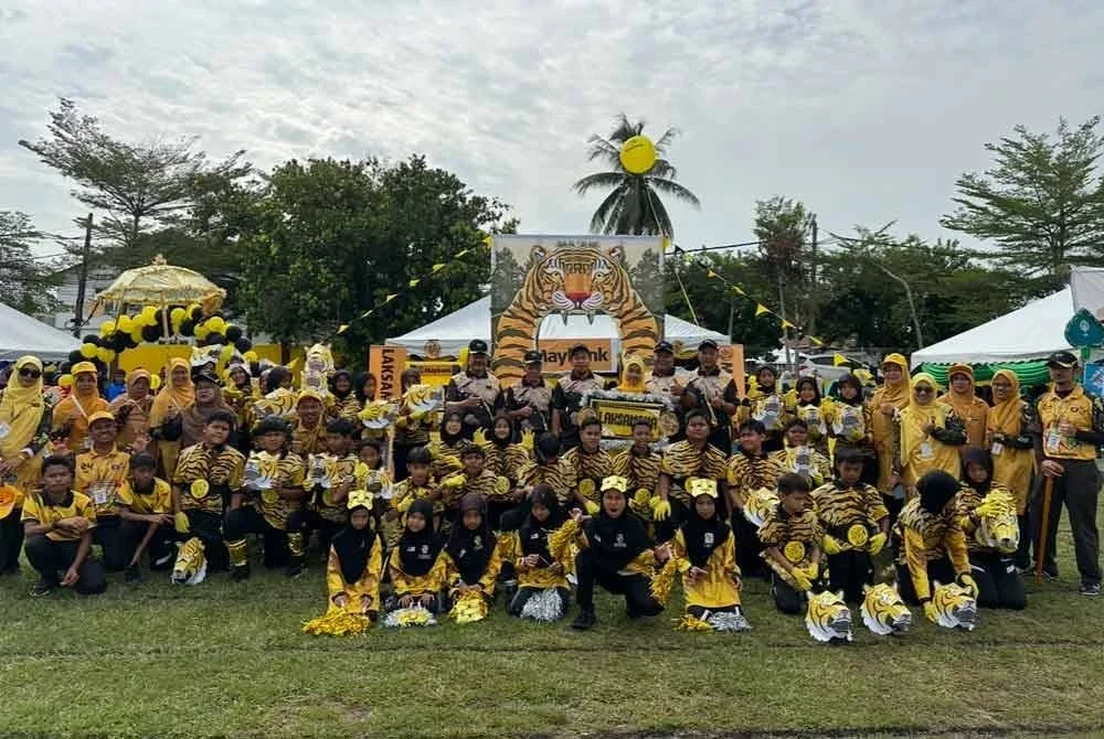 Murid SK Seri Ketereh, Kota Bharu bergambar di hadapan khemah rumah sukan.