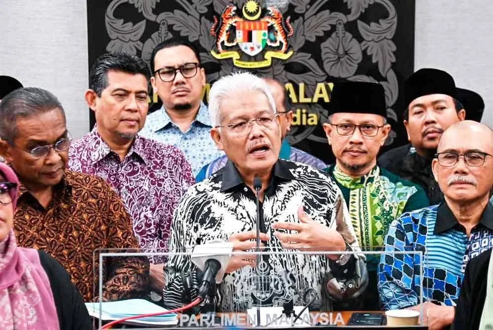 Hamzah (tengah) ketika sidang akhbar di bangunan Parlimen pada Khamis.