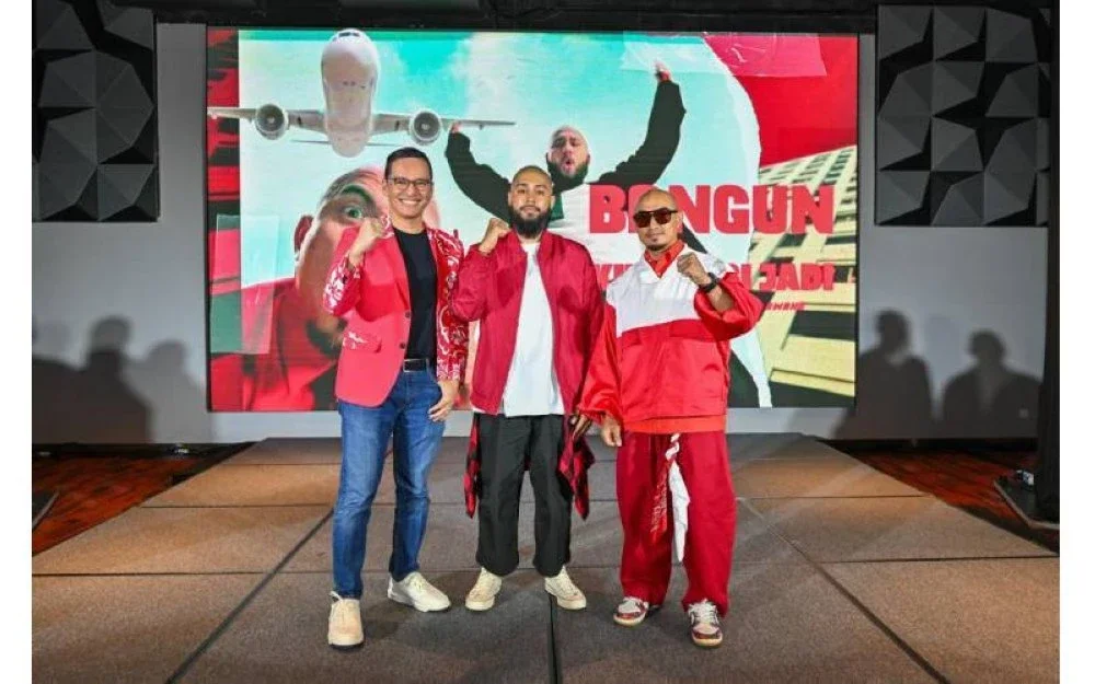 Dari kiri: Toni, Aman RA dan Azizulhasni pada pada program CIMB 'Kita Bagi Jadi' Budaya & Seni sempena sambutan Hari Kemerdekaan ke-68 di Pusat Perdagangan dan Pameran Antarabangsa Malaysia (MITEC), di sini pada Rabu.