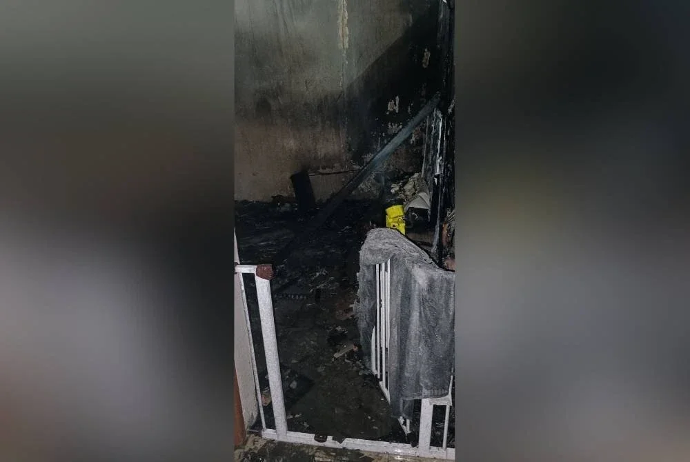 Kebakaran dipercayai bermula dari kawasan meter elektrik di bahagian depan rumah.