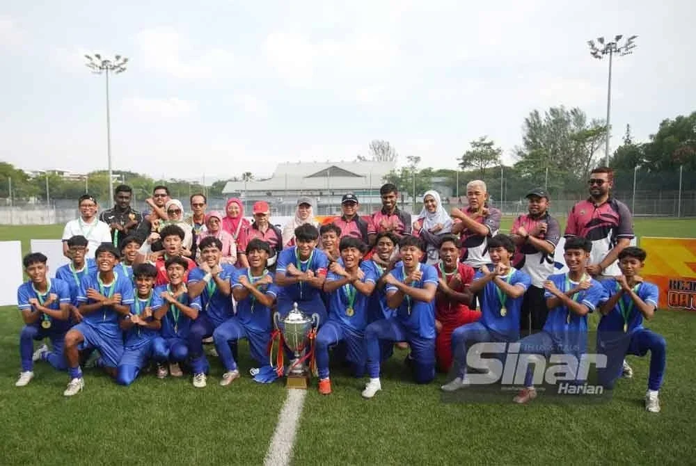 SMK Shah Alam laung amaran awal apabila merangkul Piala Sumbangsih Kejohanan Piala Datuk Mokhtar Dahari B-18.FOTO: SINAR HARIAN/ ROSLI TALIB