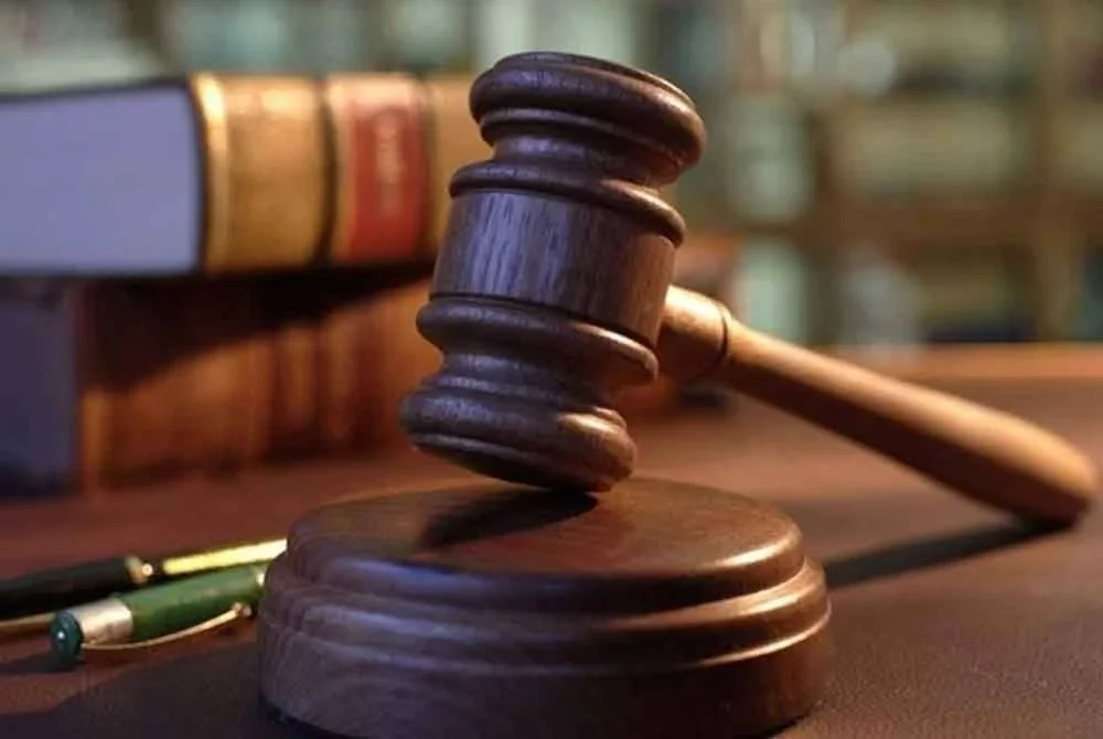 Tertuduh mengaku bersalah atas 12 pertuduhan pilihan menggunakan dokumen palsu untuk membuat tuntutan berjumlah lebih RM336,000. Gambar hiasan