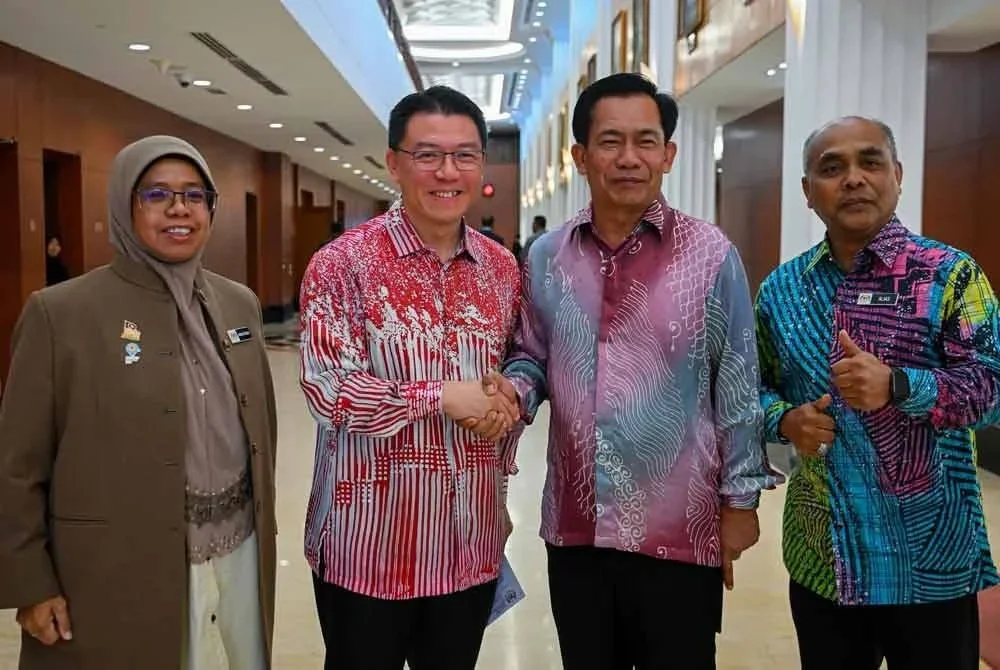 Nga Kor Ming (dua dari kiri) beramah mesra dengan Yusof setelah berjaya mencapai kata sepakat supaya RUU PSB dibentang mengikut jadual pada sesi mesyuarat parlimen kali ini.