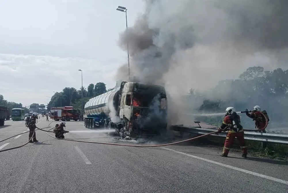 Lori tangki muatan sawit terbakar menyebabkan trafik arah selatan terganggu.