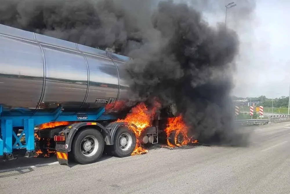 Kebakaran melibatkan bahagian kepala lori tangki muatan minyak sawit.