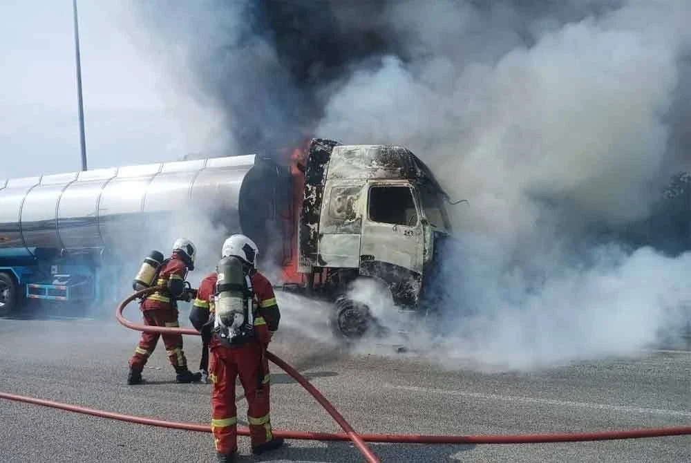 Pasukan bomba memadamkan lori tangki muatan sawit pada Khamis.