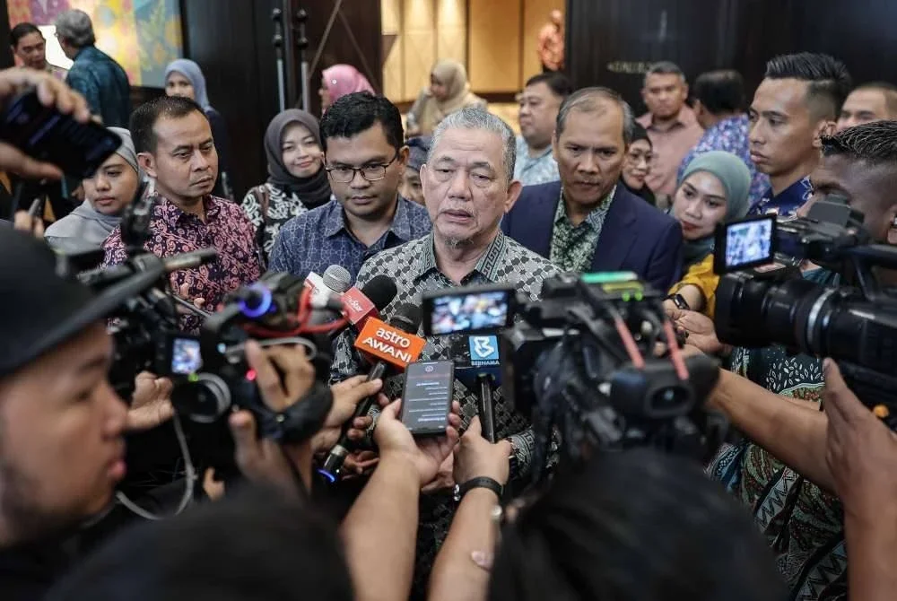 Fadillah bercakap kepada pemberita selepas hadir Mesyuarat Jawatankuasa Khas Menangani Kemerosotan Kualiti Air Sungai Kebangsaan (JKKAS) Bil.2 Tahun 2025 di sebuah hotel pada Khamis. Foto Bernama