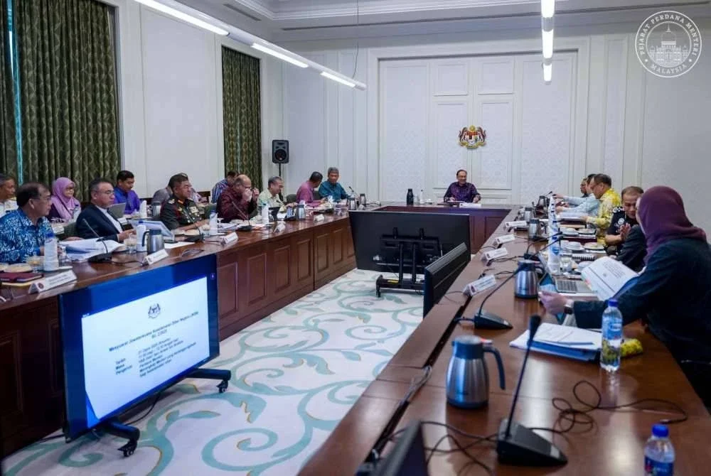 Anwar mempengerusikan Mesyuarat Jawatankuasa Keselamatan Siber Negara (JKSN) di Putrajaya. Foto Pejabat Perdana Menteri