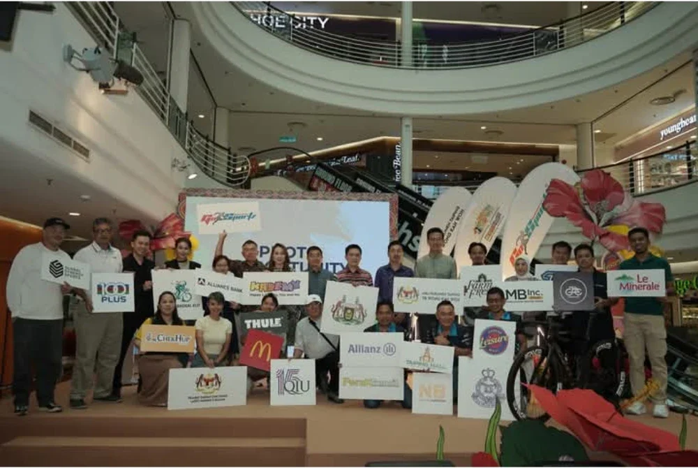 Kah Woh bersama barisan penaja Heritage Ride Taiping 2025 pada Khamis.