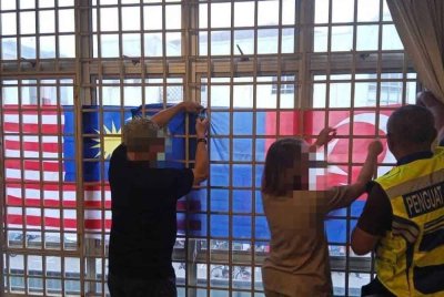 Majlis Perbandaran Pontian (MPPn) sudah mengarahkan Jalur Gemilang yang dipasang terbalik di sebuah klinik pergigian swasta dibetulkan pada petang Rabu. Foto Facebook MPPn