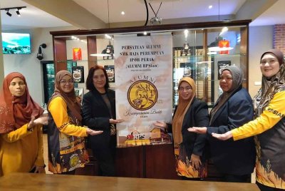 Dr Rusnah (tiga dari kanan) mengalu-alukan bekas pelajar SMK Raja Perempuan Ipoh untuk mendaftar sebagai ahli Alumni RPSian.