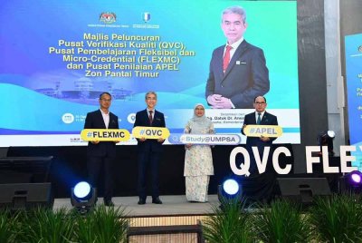 Dr Anesee (dua dari kiri) ketika hadir merasmikan Pusat QVC, FLEXMC dan APEL di UMPSA Kampus Pekan pada Rabu. Foto: UMPSA