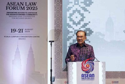 Anwar ketika menyampaikan ucaptama pada Forum Undang-Undang ASEAN 2025 hari ini - Foto: Bernama