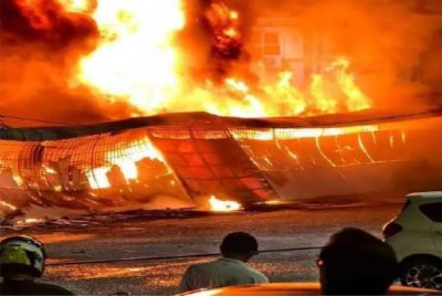 Deretan rumah kedai berusia lebih 40 tahun musnah dalam kebakaran di Pekan Semerah, Batu Pahat pada Rabu.