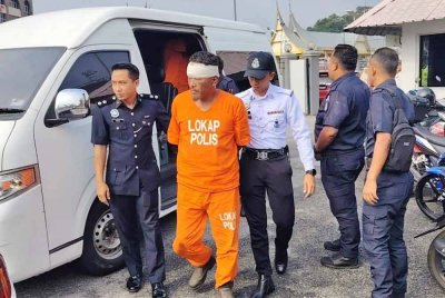 Tertuduh (dua dari kiri) mengaku tidak bersalah atas pertuduhan memandu secara berbahaya sehingga menyebabkan kematian remaja lelaki di Jalan Besar Palong 16 pada 18 Ogos lalu.