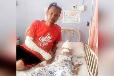 Mohd Suhaimi bersama anaknya, Mohammad Ayaaz Sabeer yang cedera apabila motosikal ditunggang berlanggar dengan anjing yang meluru dalam kejadian pada Rabu.
